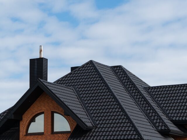 Rengöra tak: DIY eller proffs? En djupdykning i marknad, metoder och kostnad