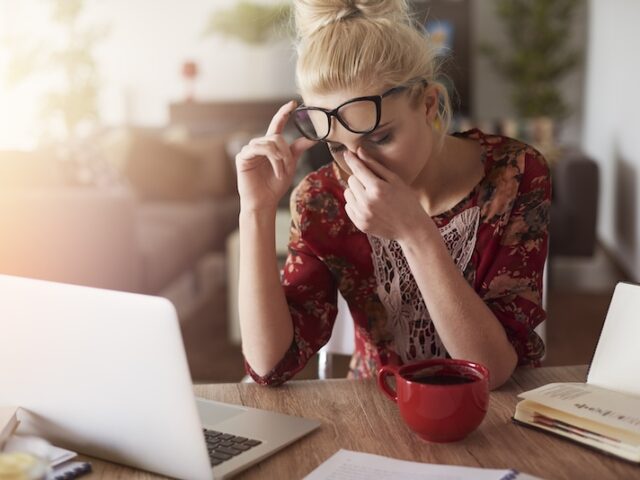Trött vid mens – biologin bakom en dold faktor i arbetsliv och studier